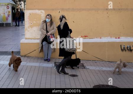 Une femme avec trois chiens marche au centre d'Athènes, en Grèce, sur 15 janvier 2022. (Photo de Nikolas Kokovovlis/NurPhoto) Banque D'Images