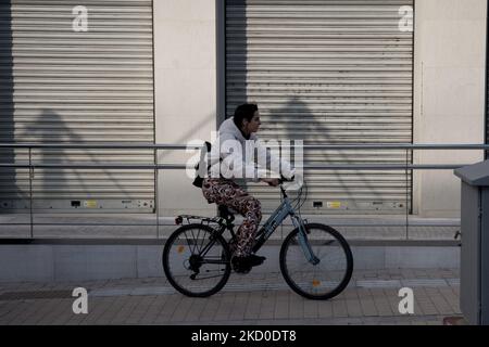 Une femme est à vélo au centre d'Athènes, Grèce sur 15 janvier 2022. (Photo de Nikolas Kokovovlis/NurPhoto) Banque D'Images