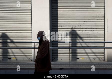 Un homme portant un masque protégé marche au centre d'Athènes, en Grèce, sur 15 janvier 2022. (Photo de Nikolas Kokovovlis/NurPhoto) Banque D'Images