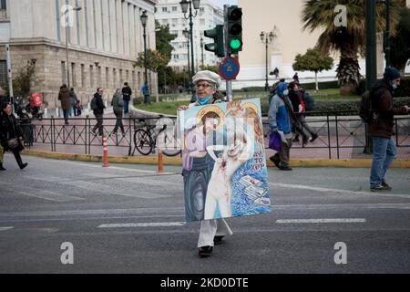 Une femme marche en tenant une peinture de Jésus-Christ au centre d'Athènes, en Grèce, sur 15 janvier 2022. (Photo de Nikolas Kokovovlis/NurPhoto) Banque D'Images