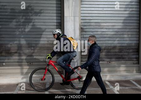 Un homme est à vélo au centre d'Athènes, Grèce sur 15 janvier 2022. (Photo de Nikolas Kokovovlis/NurPhoto) Banque D'Images