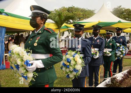 Des membres féminins des Forces armées nigérianes sont en ligne portant une couronne pendant la commémoration du jour du souvenir des Forces armées à Lagos, au Nigéria, sur le 15 janvier 2022. (Photo par Olukayode Jaiyeola/NurPhoto) Banque D'Images