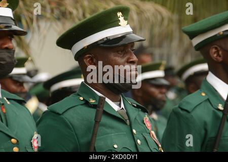 Des membres des Forces armées nigérianes sont en ligne et portent une couronne pendant la commémoration du jour du souvenir des Forces armées à Lagos, au Nigéria, sur le 15 janvier 2022. (Photo par Olukayode Jaiyeola/NurPhoto) Banque D'Images