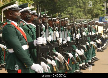 Des membres des Forces armées nigérianes sont en ligne et portent une couronne pendant la commémoration du jour du souvenir des Forces armées à Lagos, au Nigéria, sur le 15 janvier 2022. (Photo par Olukayode Jaiyeola/NurPhoto) Banque D'Images