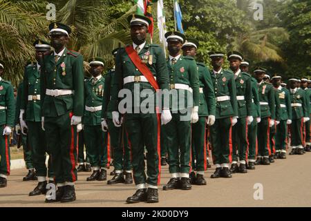 Des membres des Forces armées nigérianes sont en ligne et portent une couronne pendant la commémoration du jour du souvenir des Forces armées à Lagos, au Nigéria, sur le 15 janvier 2022. (Photo par Olukayode Jaiyeola/NurPhoto) Banque D'Images