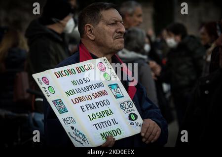 Les gens se rassemblent lors de la manifestation « No VAX and No Green Pass » sur la place San Giovanni, à Rome, en Italie, le 15 janvier 2022. L'Italie a imposé le Super Green Pass pour montrer qu'une personne est vaccinée contre le COVID-19 ou qu'elle s'en est rétablie au cours des six derniers mois. Le Super Green Pass est obligatoire pour accéder aux bars, aux restaurants, aux hôtels et pour voyager à bord des bus, des métros, des trains, des avions et des navires. De plus, le gouvernement l'a rendu obligatoire pour tous les citoyens de plus de 50 ans. (Photo par Andrea Ronchini/NurPhoto) Banque D'Images