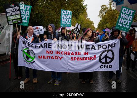 Westminster, Londres, Royaume-Uni. 5th novembre 2022. Des manifestants manifestent à Londres pour demander la tenue d'élections générales au Royaume-Uni à la suite du changement répété de direction du parti conservateur et donc des premiers ministres. Ils considèrent le premier ministre comme non élu. Parmi les autres thèmes abordés figurent la crise du coût de la vie, les bas salaires, la pauvreté énergétique et la nationalisation. Bannière CND Banque D'Images