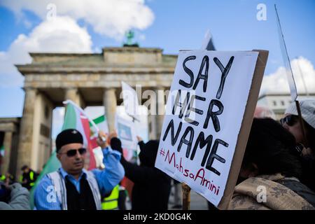 Berlin, Allemagne. 05th novembre 2022. « Say Her Name #Mahsa Amini » (« Say Her name) est écrit sur un panneau à une manifestation de solidarité avec les manifestants en Iran à la porte de Brandebourg. Plusieurs manifestations sont prévues cet après-midi en solidarité avec les manifestations en Iran. Credit: Christoph Soeder/dpa/Alay Live News Banque D'Images