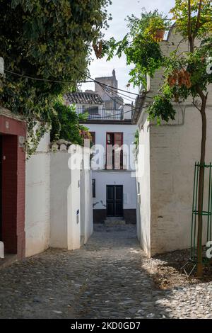 Grenade, Espagne - 28 octobre 2022: Rue étroite à Grenade, Espagne sur 28 octobre 2022 Banque D'Images