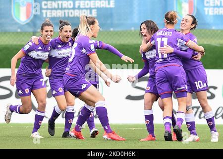 Les joueurs de Fiorentina Femminile fêtent après un but pendant le match de football italien Serie A Women ACF Fiorentina vs US Sassuolo sur 16 janvier 2022 au stade Gino Bozzi de Florence, Italie (photo de Lisa Guglielmi/LiveMedia/NurPhoto) Banque D'Images