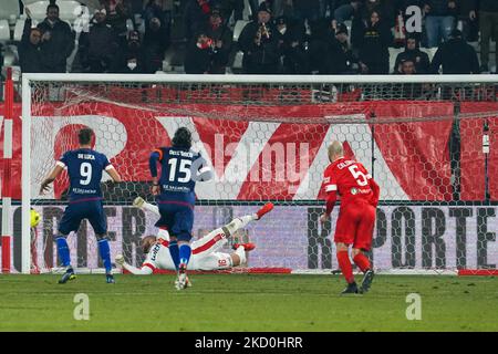 Manuel de Luca (#9 Pérouse) peine contre Michele Di Gregorio (#16 Monza) lors du match de football italien série B AC Monza contre AC Nurin 16 janvier 2022 au Stadio Brianteo à Monza (MB), Italie (photo de Luca Rossini/LiveMedia/photo Pérouse) Banque D'Images