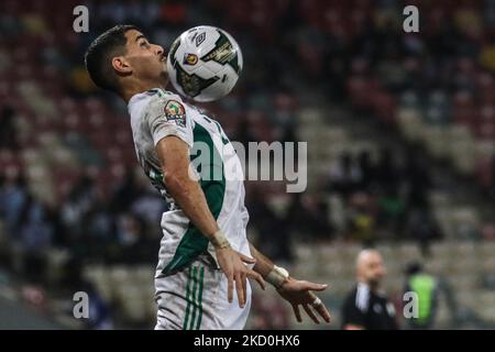 (20) Youcef Atal de l'équipe Algérie lors de la coupe d'Afrique des Nations du Groupe E (CAN) 2021 match de football entre l'Algérie et la Guinée équatoriale au Stade de Japoma à Douala sur 16 janvier 2022. (Photo par Ayman Aref/NurPhoto) Banque D'Images