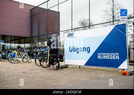 Une personne est sur son vélo après avoir reçu son vaccin de rappel Covid-19 dans l'un des sites de vaccination de Nimègue, sur 17 janvier 2022. (Photo par Romy Arroyo Fernandez/NurPhoto) Banque D'Images