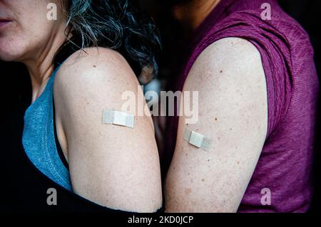 Un point de vue de deux personnes posant après avoir reçu la dose de rappel du vaccin BioNTech/Pfizer, dans l'un des lieux de vaccination de Nimègue, sur 17 janvier 2022. (Photo par Romy Arroyo Fernandez/NurPhoto) Banque D'Images