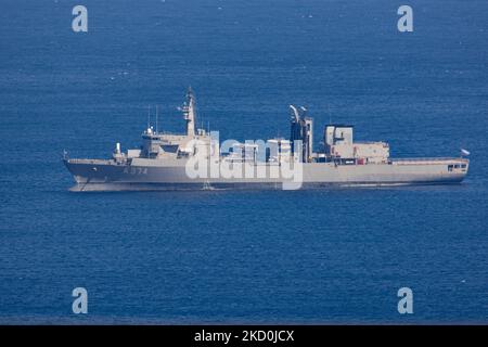 La Marine hellénique navire de ravitaillement de classe Etna HS Prometheus A-374 tel qu'il a été vu ancré dans une baie de l'île de Mykonos pendant une journée ensoleillée. Le navire spécifique est en service pour les forces armées grecques, pour la reconstitution navale et le soutien logistique, est utilisé par la marine grecque et italienne construite à Elefsis Shipyards. L'île de Mykonos est une célèbre destination de vacances connue pour les fêtes, les moulins à vent, les plages et les bâtiments blanchis à la chaux. Île de Myconos, Cyclades, Mer Egéé, Grèce sur 10 octobre 2021 (photo de Nicolas Economou/NurPhoto) Banque D'Images