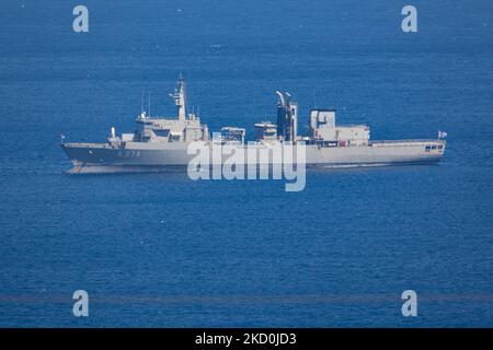 La Marine hellénique navire de ravitaillement de classe Etna HS Prometheus A-374 tel qu'il a été vu ancré dans une baie de l'île de Mykonos pendant une journée ensoleillée. Le navire spécifique est en service pour les forces armées grecques, pour la reconstitution navale et le soutien logistique, est utilisé par la marine grecque et italienne construite à Elefsis Shipyards. L'île de Mykonos est une célèbre destination de vacances connue pour les fêtes, les moulins à vent, les plages et les bâtiments blanchis à la chaux. Île de Myconos, Cyclades, Mer Egéé, Grèce sur 10 octobre 2021 (photo de Nicolas Economou/NurPhoto) Banque D'Images