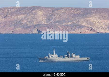 La Marine hellénique navire de ravitaillement de classe Etna HS Prometheus A-374 tel qu'il a été vu ancré dans une baie de l'île de Mykonos pendant une journée ensoleillée. Le navire spécifique est en service pour les forces armées grecques, pour la reconstitution navale et le soutien logistique, est utilisé par la marine grecque et italienne construite à Elefsis Shipyards. L'île de Mykonos est une célèbre destination de vacances connue pour les fêtes, les moulins à vent, les plages et les bâtiments blanchis à la chaux. Île de Myconos, Cyclades, Mer Egéé, Grèce sur 10 octobre 2021 (photo de Nicolas Economou/NurPhoto) Banque D'Images