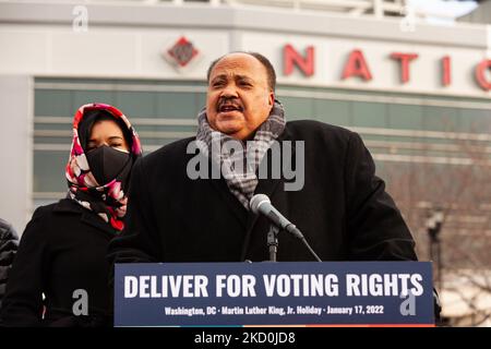 Martin Luther King III parle lors de la marche de la paix de DC pour le droit de vote. Martin Luther King III, Arndrea Waters King, Yolanda Renee King et d'autres responsables des droits civils se sont joints cette année à la Marche de la paix pour le droit de vote. La famille King a demandé aux Américains de ne pas célébrer l'anniversaire de MLK Jr. Si le Sénat n'avait pas encore adopté de loi pour protéger le droit de vote, mais de prendre des mesures pour mettre fin à la suppression des électeurs. Le Frederick Douglass Memorial Bridge a été choisi pour souligner le message que si le Congrès peut créer une exception à l'obstruction parlementaire d'adopter la facture d'infrastructure, il peut le faire Banque D'Images