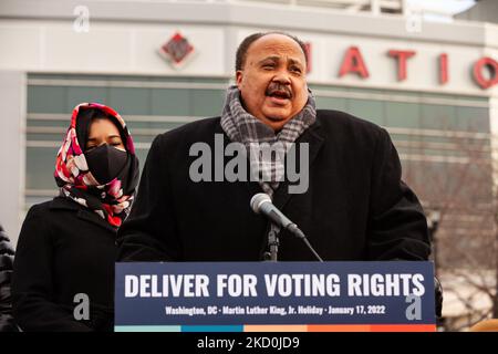 Martin Luther King III parle lors de la marche de la paix de DC pour le droit de vote. Martin Luther King III, Arndrea Waters King, Yolanda Renee King et d'autres responsables des droits civils se sont joints cette année à la Marche de la paix pour le droit de vote. La famille King a demandé aux Américains de ne pas célébrer l'anniversaire de MLK Jr. Si le Sénat n'avait pas encore adopté de loi pour protéger le droit de vote, mais de prendre des mesures pour mettre fin à la suppression des électeurs. Le Frederick Douglass Memorial Bridge a été choisi pour souligner le message que si le Congrès peut créer une exception à l'obstruction parlementaire d'adopter la facture d'infrastructure, il peut le faire Banque D'Images