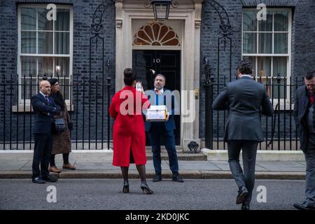 Une pétition portant 360 000 signatures contre les passeports vaccinaux a été remise au 10 Downing Street par le député Steve Baker, le présentateur de télévision Tonia Buxton, le Dr Ahmed Malik, le politicien Adam Brooks, le radiodiffuseur Richard Taylor, le signataire Dinah Glover et le cofondateur de Together Declaration Alan Milleron lundi 17th janvier 2022. (Photo de Lucy North/MI News/NurPhoto) Banque D'Images