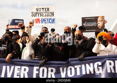 Martin Luther King III, Arndrea Waters King, Yolanda Renee King, Congresswomen et d'autres responsables des droits civiques marchent avec la marche de la paix de DC pour le droit de vote. La famille King a demandé aux Américains de ne pas célébrer l'anniversaire de MLK Jr. Si le Sénat n'avait pas encore adopté de loi pour protéger le droit de vote, mais de prendre des mesures pour mettre fin à la suppression des électeurs. Le Frederick Douglass Memorial Bridge a été choisi pour souligner le message que si le Congrès peut créer une exception à l'obstruction parlementaire d'adopter le projet de loi sur les infrastructures, il peut faire de même pour la législation sur le droit de vote. Le Sénat devrait voter lat Banque D'Images