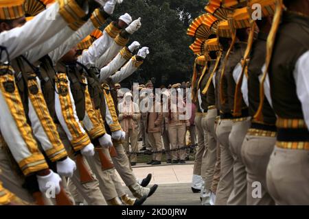 Le personnel de la police de Delhi veille à ce que les soldats passent devant pendant les répétitions de la parade de la Fête de la République, le matin d'hiver, à Rajpath à New Delhi, en Inde, sur 17 janvier 2022. (Photo de Mayank Makhija/NurPhoto) Banque D'Images