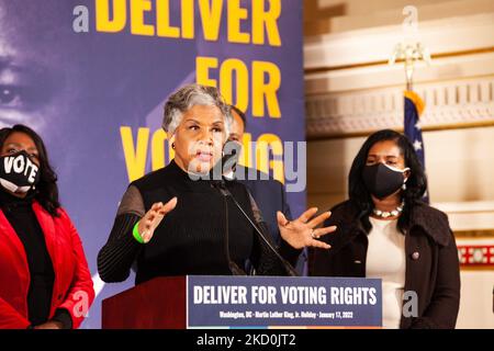 La congressiste Joyce Beatty (D-OH), présidente du Congressional Black Caucus, s'exprime lors d'une conférence de presse sur les droits de vote organisée par la coalition pour les droits de vote. La conférence comprend la famille King, des responsables des droits civils, des membres du Congrès et des représentants d'organisations partenaires. La famille King a demandé aux Américains de ne pas célébrer l'anniversaire de MLK Jr. Si le Sénat n'avait pas encore adopté de loi pour protéger le droit de vote, mais d'appeler leurs sénateurs à exiger qu'ils passent des garanties de droit de vote. Le Sénat devrait voter plus tard dans la semaine sur la liberté de vote et Banque D'Images