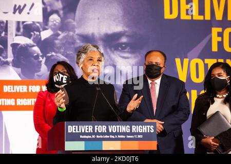 La congressiste Joyce Beatty (D-OH), présidente du Congressional Black Caucus, s'exprime lors d'une conférence de presse sur les droits de vote organisée par la coalition pour les droits de vote. La conférence comprend la famille King, des responsables des droits civils, des membres du Congrès et des représentants d'organisations partenaires. La famille King a demandé aux Américains de ne pas célébrer l'anniversaire de MLK Jr. Si le Sénat n'avait pas encore adopté de loi pour protéger le droit de vote, mais d'appeler leurs sénateurs à exiger qu'ils passent des garanties de droit de vote. Le Sénat devrait voter plus tard dans la semaine sur la liberté de vote et Banque D'Images