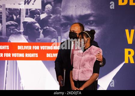 Martin Luther King III et sa fille, Yolanda Renee King, écoutent sur scène le discours d'Arndrea Waters King lors d'une conférence de presse sur les droits de vote organisée par la coalition pour les droits de vote. La conférence comprend la famille King, des responsables des droits civils, des membres du Congrès et des représentants d'organisations partenaires. La famille King a demandé aux Américains de ne pas célébrer l'anniversaire de MLK Jr. Si le Sénat n'avait pas encore adopté de loi pour protéger le droit de vote, mais d'appeler leurs sénateurs à exiger qu'ils passent des garanties de droit de vote. Le Sénat devrait voter plus tard dans la semaine Banque D'Images