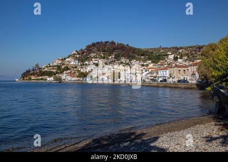 Village de Limni dans le nord de l'île d'Evia. Le village pittoresque est construit au pied d'une pente de montagne et attire des visiteurs et des touristes de Grèce et du monde entier. Pendant les feux de forêt d'août 2021, les flammes atteignent le village et brûlent des maisons et la forêt autour. Euboea, Grèce sur 18 novembre 2021 (photo de Nicolas Economou/NurPhoto) Banque D'Images