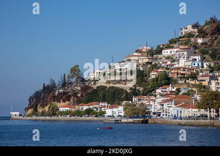 Village de Limni dans le nord de l'île d'Evia. Le village pittoresque est construit au pied d'une pente de montagne et attire des visiteurs et des touristes de Grèce et du monde entier. Pendant les feux de forêt d'août 2021, les flammes atteignent le village et brûlent des maisons et la forêt autour. Euboea, Grèce sur 18 novembre 2021 (photo de Nicolas Economou/NurPhoto) Banque D'Images