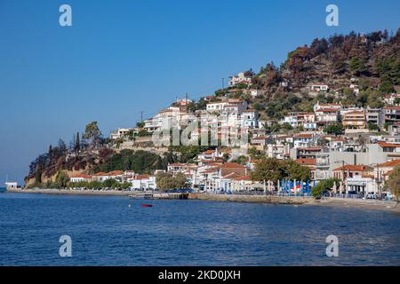 Village de Limni dans le nord de l'île d'Evia. Le village pittoresque est construit au pied d'une pente de montagne et attire des visiteurs et des touristes de Grèce et du monde entier. Pendant les feux de forêt d'août 2021, les flammes atteignent le village et brûlent des maisons et la forêt autour. Euboea, Grèce sur 18 novembre 2021 (photo de Nicolas Economou/NurPhoto) Banque D'Images