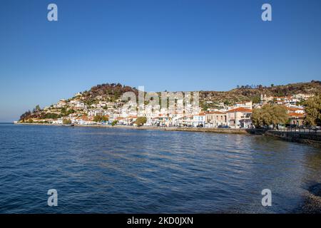 Village de Limni dans le nord de l'île d'Evia. Le village pittoresque est construit au pied d'une pente de montagne et attire des visiteurs et des touristes de Grèce et du monde entier. Pendant les feux de forêt d'août 2021, les flammes atteignent le village et brûlent des maisons et la forêt autour. Euboea, Grèce sur 18 novembre 2021 (photo de Nicolas Economou/NurPhoto) Banque D'Images