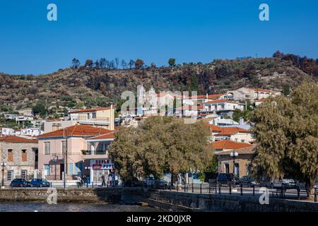 Village de Limni dans le nord de l'île d'Evia. Le village pittoresque est construit au pied d'une pente de montagne et attire des visiteurs et des touristes de Grèce et du monde entier. Pendant les feux de forêt d'août 2021, les flammes atteignent le village et brûlent des maisons et la forêt autour. Euboea, Grèce sur 18 novembre 2021 (photo de Nicolas Economou/NurPhoto) Banque D'Images