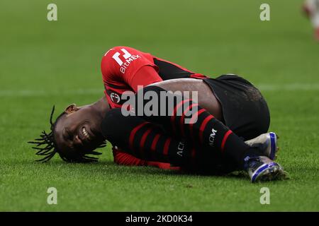 Rafael Leao de l'AC Milan blessé lors de la série Un match de football 2021/22 entre l'AC Milan et Spezia Calcio au stade Giuseppe Meazza, Milan, Italie sur 17 janvier 2022 (photo de Fabrizio Carabelli/LiveMedia/NurPhoto) Banque D'Images