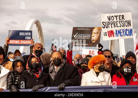 La marche de la paix de DC pour le droit de vote traverse le pont Frederick Douglass Memoria à l'occasion de la journée Martin Luther King Jr. Martin Luther King III, Arndrea Waters King, Yolanda Renee King et d'autres responsables des droits civils se sont joints cette année à la Marche de la paix pour le droit de vote. La famille King a demandé aux Américains de ne pas célébrer l'anniversaire de MLK Jr. Si le Sénat n'avait pas encore adopté de loi pour protéger le droit de vote, mais de prendre des mesures pour mettre fin à la suppression des électeurs. Le Frederick Douglass Memorial Bridge a été choisi pour souligner le message que si le Congrès peut créer une exception à l'obstruction parlementaire à passer Banque D'Images