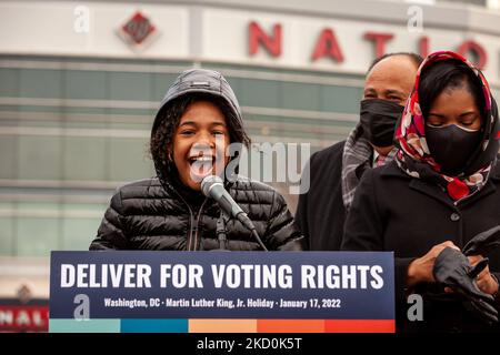 Yolanda Renee King enflamme la foule avant le début de la marche pour le droit de vote de DC Peace Walk. Martin Luther King III, Arndrea Waters King, Yolanda Renee King et d'autres responsables des droits civils se sont joints cette année à la Marche de la paix pour le droit de vote. La famille King a demandé aux Américains de ne pas célébrer l'anniversaire de MLK Jr. Si le Sénat n'avait pas encore adopté de loi pour protéger le droit de vote, mais de prendre des mesures pour mettre fin à la suppression des électeurs. Le Frederick Douglass Memorial Bridge a été choisi pour souligner le message que si le Congrès peut créer une exception à l'obstruction parlementaire de passer l'infrastructure b Banque D'Images