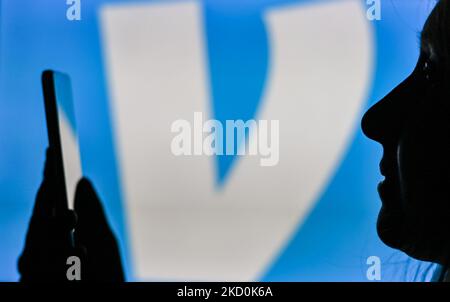 Image d'une femme tenant un téléphone portable devant le logo Venmo affiché sur un écran d'ordinateur. Mardi, 12 janvier 2021, à Edmonton, en Alberta, Canada. (Photo par Artur Widak/NurPhoto) Banque D'Images