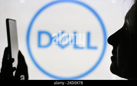 Image d'une femme tenant un téléphone portable devant le logo DELL affiché sur l'écran d'un ordinateur. Mardi, 12 janvier 2021, à Edmonton, en Alberta, Canada. (Photo par Artur Widak/NurPhoto) Banque D'Images