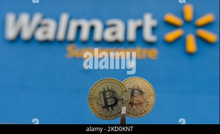 Deux bitcoins commémoratifs se trouvent devant le logo Walmart à l'extérieur d'un magasin d'Edmonton. Mardi, 12 janvier 2021, à Edmonton, en Alberta, Canada. (Photo par Artur Widak/NurPhoto) Banque D'Images