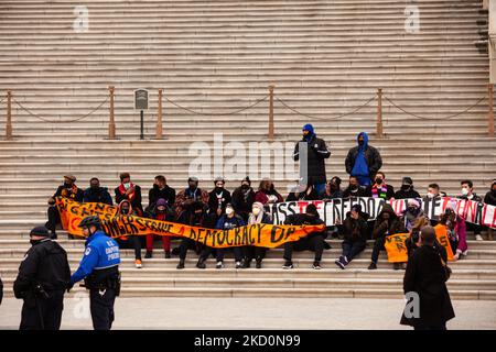 Un officier de police du Capitole garde avec un fusil d'assaut contre les chefs religieux et les grévistes de la faim assis sur les marches de la chambre du Sénat au Capitole des États-Unis dans une action de désobéissance civile non violente pour le droit de vote. Ils exigent l'adoption de la loi John Lewis sur l'avancement des droits de vote afin de protéger le droit de vote. C'est le résultat de l'adoption de lois de restriction du vote dans 19 États au cours de la dernière année. (Photo d'Allison Bailey/NurPhoto) Banque D'Images