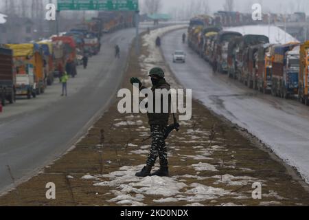 Un soldat de l'armée indienne réagit alors que des camions sont stationnés sur l'autoroute Sringar-Jammu, dans le sud du Cachemire, Jammu-et-Cachemire, en Inde, le 18 janvier 2022. Sur l'autoroute nationale Srinagar-Jammu, le trafic aller simple a été autorisé de Srinagar à Jammu (photo de Nasir Kachroo/NurPhoto) Banque D'Images