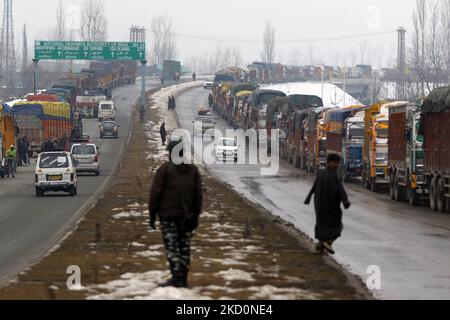 Des camions sont stationnés sur l'autoroute Sringar-Jammu, dans le sud du Cachemire, Jammu-et-Cachemire, en Inde, le 18 janvier 2022. Sur l'autoroute nationale Srinagar-Jammu, le trafic aller simple a été autorisé de Srinagar à Jammu (photo de Nasir Kachroo/NurPhoto) Banque D'Images