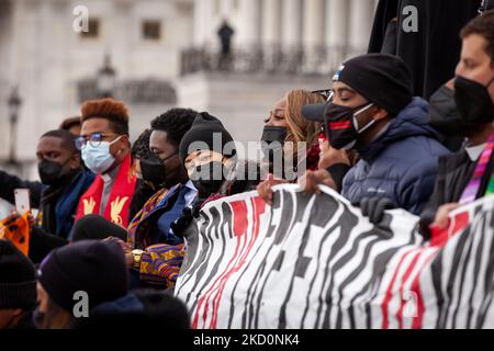 Joseline Garcia (au centre), co-fondatrice d'un-PAC, attend l'arrestation de dirigeants religieux et d'autres étudiants en grève de la faim pour avoir siégé sur les marches de la salle du Sénat au Capitole des États-Unis dans une action de désobéissance civile pour le droit de vote. Ils exigent l'adoption de la loi John Lewis sur l'avancement des droits de vote afin de protéger le droit de vote. C'est le résultat de l'adoption de lois de restriction du vote dans 19 États au cours de la dernière année. (Photo d'Allison Bailey/NurPhoto) Banque D'Images