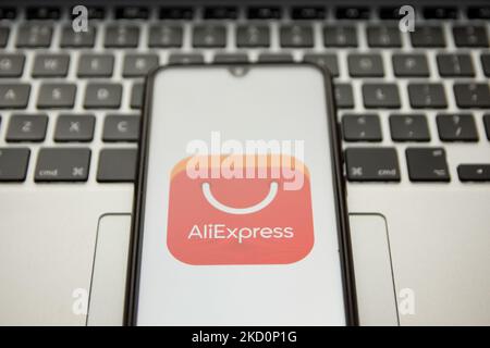 Sur cette photo, un logo AliExpress s'affiche sur l'écran d'un smartphone avec un mot-clé d'ordinateur en arrière-plan à Athènes, Grèce sur 18 janvier 2022. ( (Photo d'illustration par Nikolas Kokovlis/NurPhoto) Banque D'Images