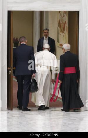 Le pape François quitte la salle Paul VI à la fin de son audience générale hebdomadaire dans la salle Paul VI au Vatican, le mercredi 19 janvier 2022. (Photo de Massimo Valicchia/NurPhoto) Banque D'Images