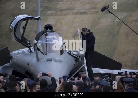 Le Premier ministre grec Kyriakos Mitsotakis inspecte un avion de chasse Rafale dans la base aérienne de Tanagra, au nord d'Athènes, Grèce, le mercredi 19 janvier 2022. (Photo de Michael Varaklas/NurPhoto) Banque D'Images