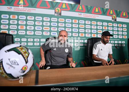 L'entraîneur algérien Djamel Belmadi (L) et le capitaine algérien Riyad Mahrez (R) lors de la conférence de presse au stade Japoma à Douala, à 19 janvier 2022, à la veille de la coupe africaine des nations (CAN) 2021 entre la Côte d'Ivoire et l'Algérie (photo par APP/NurPhoto) Banque D'Images