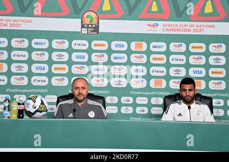 L'entraîneur algérien Djamel Belmadi (L) et le capitaine algérien Riyad Mahrez (R) lors de la conférence de presse au stade Japoma à Douala, à 19 janvier 2022, à la veille de la coupe africaine des nations (CAN) 2021 entre la Côte d'Ivoire et l'Algérie (photo par APP/NurPhoto) Banque D'Images