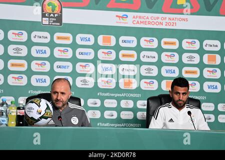 L'entraîneur algérien Djamel Belmadi (L) et le capitaine algérien Riyad Mahrez (R) lors de la conférence de presse au stade Japoma à Douala, à 19 janvier 2022, à la veille de la coupe africaine des nations (CAN) 2021 entre la Côte d'Ivoire et l'Algérie (photo par APP/NurPhoto) Banque D'Images